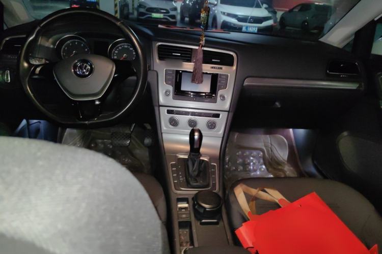 Used Volkswagen Golf 2016 230TSI Automatic Comfort Version Center Console