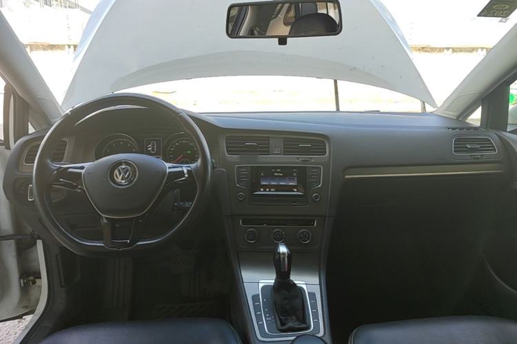 Used Volkswagen Golf 2016 230TSI Automatic Comfort Version Center Console