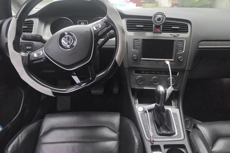 Used Volkswagen Golf 2016 230TSI Automatic Luxury Version Center Console