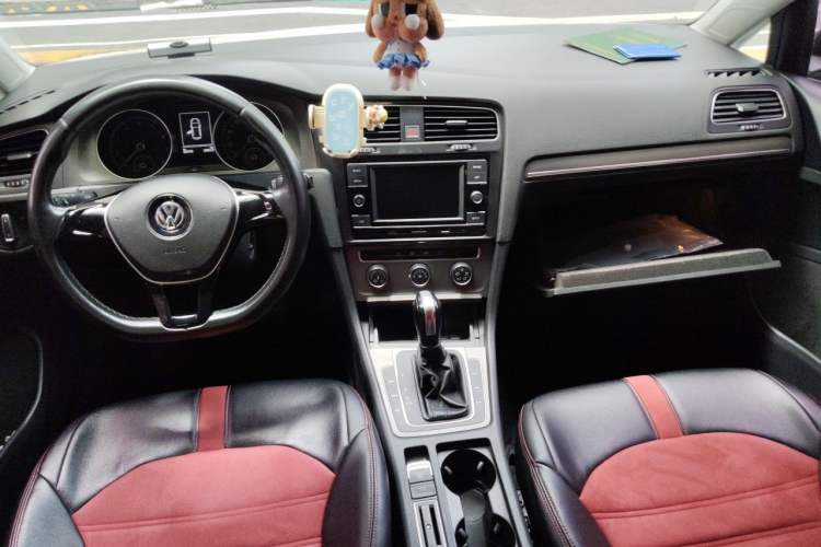 Used Volkswagen Golf 2016 230TSI Automatic Comfort Version Center Console