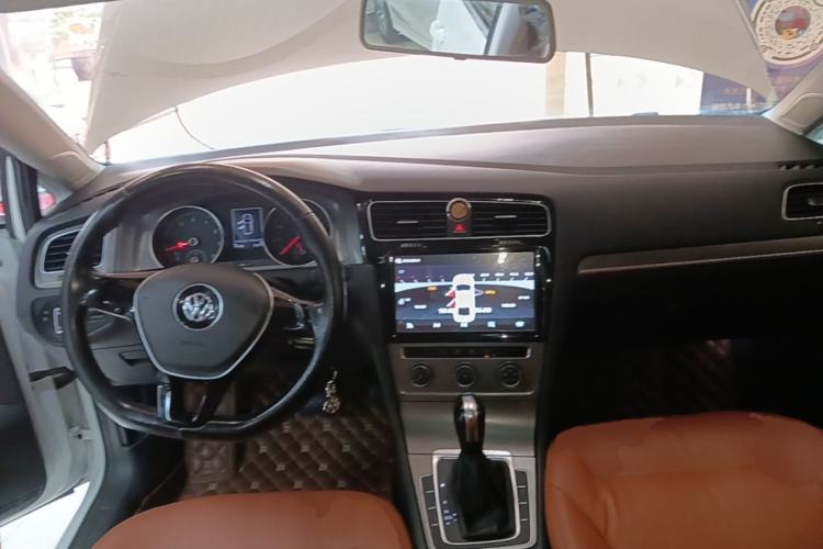Used Volkswagen Golf 2016 1.6L Automatic Comfort Model Center Console