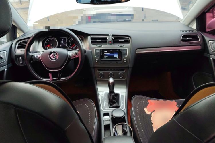 Used Volkswagen Golf 2016 230TSI Automatic Luxury Version Center Console