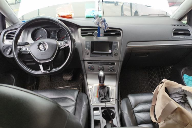 Used Volkswagen Golf 2016 230TSI Automatic Luxury Version Center Console