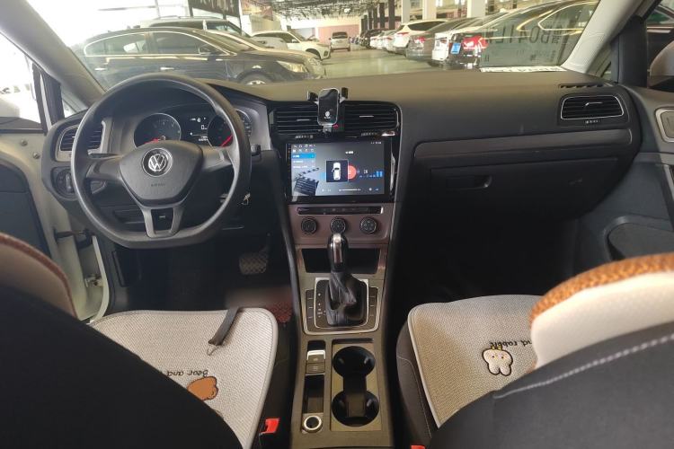 Used Volkswagen Golf 2016 1.6L Automatic Fashion Model Center Console