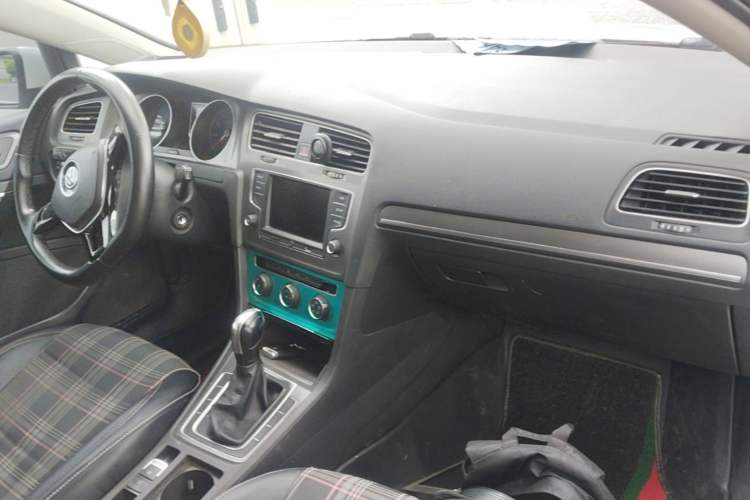 Used Volkswagen Golf 2016 230TSI Automatic Comfort Version Center Console