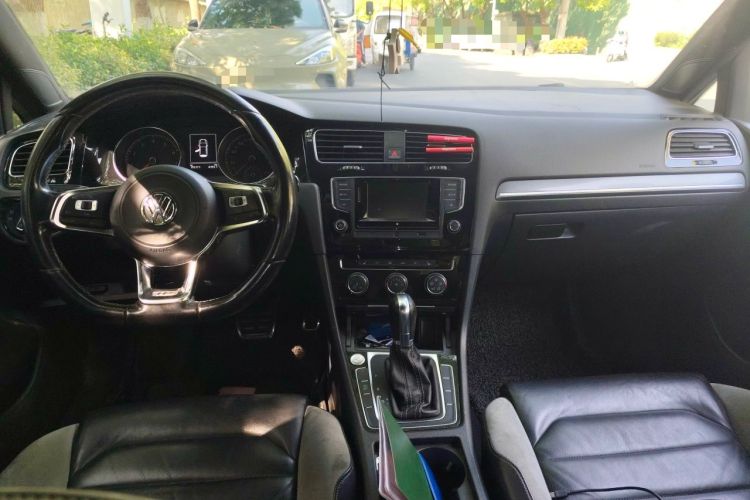 Used Volkswagen Golf 2016 1.4TSI Automatic R-Line Center Console