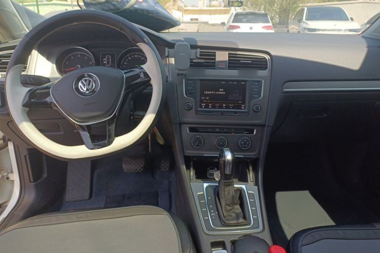 Used Volkswagen Golf 2016 230TSI Automatic Comfort Version Center Console