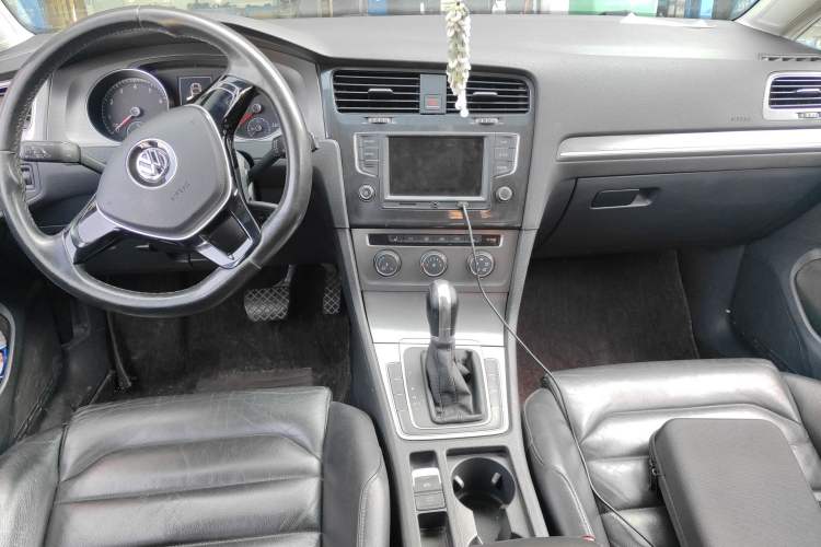 Used Volkswagen Golf 2016 1.6L Automatic Comfort Model Center Console
