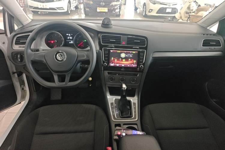 Used Volkswagen Golf 2016 1.6L Automatic Fashion Model Center Console