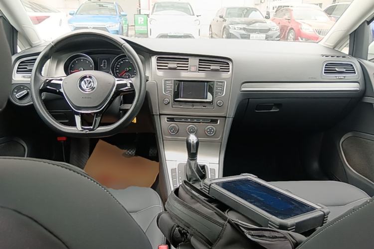 Used Volkswagen Golf 2016 230TSI Automatic Comfort Version Center Console