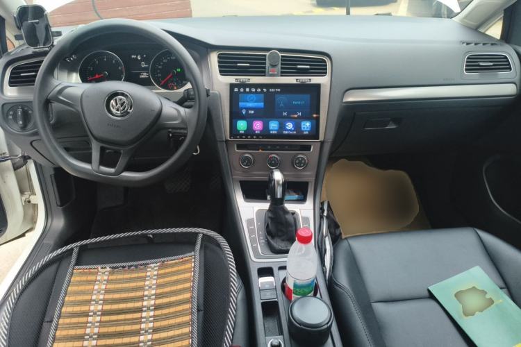 Used Volkswagen Golf 2016 1.6L Automatic Fashion Model Center Console