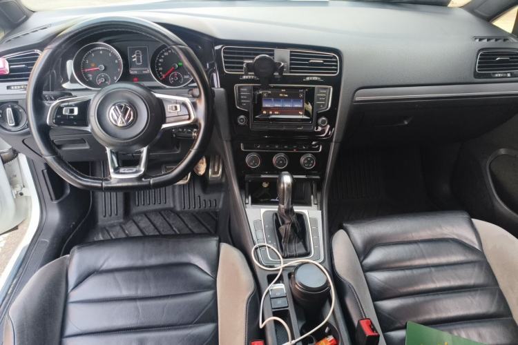 Used Volkswagen Golf 2016 1.4TSI Automatic R-Line Center Console