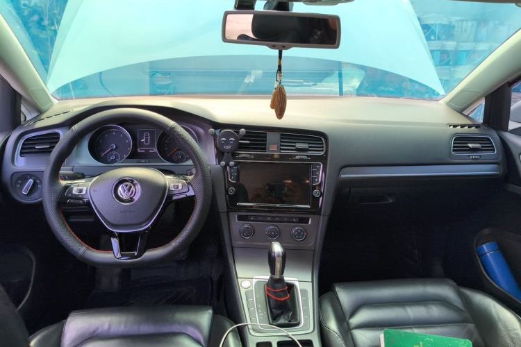 Used Volkswagen Golf 2016 230TSI Automatic Luxury Version Center Console