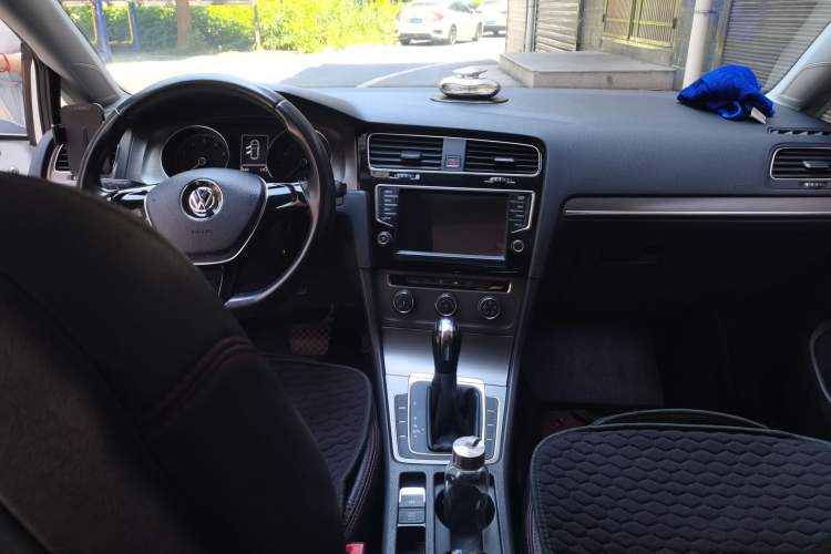 Used Volkswagen Golf 2016 1.6L Automatic Comfort Model Center Console