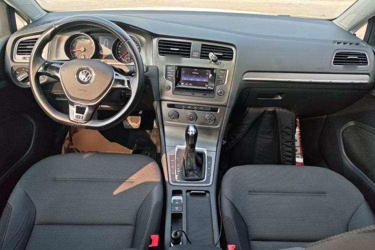 Used Volkswagen Golf 2016 230TSI Automatic Comfort Version Center Console