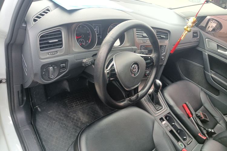 Used Volkswagen Golf 2016 230TSI Automatic Comfort Version Center Console
