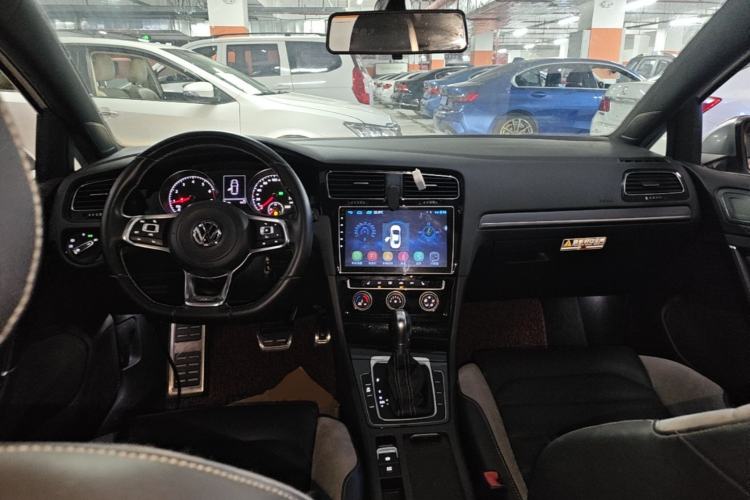 Used Volkswagen Golf 2016 1.4TSI Automatic R-Line Center Console