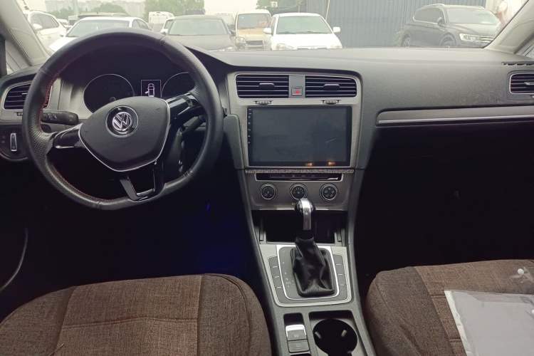 Used Volkswagen Golf 2016 230TSI Automatic Comfort Version Center Console