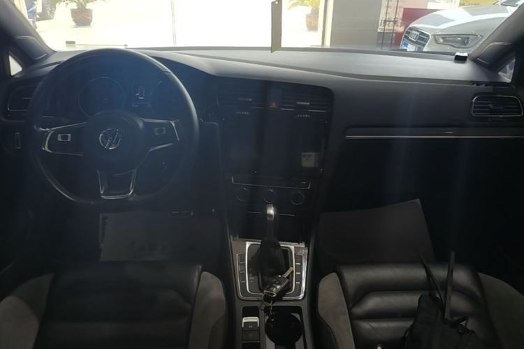 Used Volkswagen Golf 2016 1.4TSI Automatic R-Line Center Console