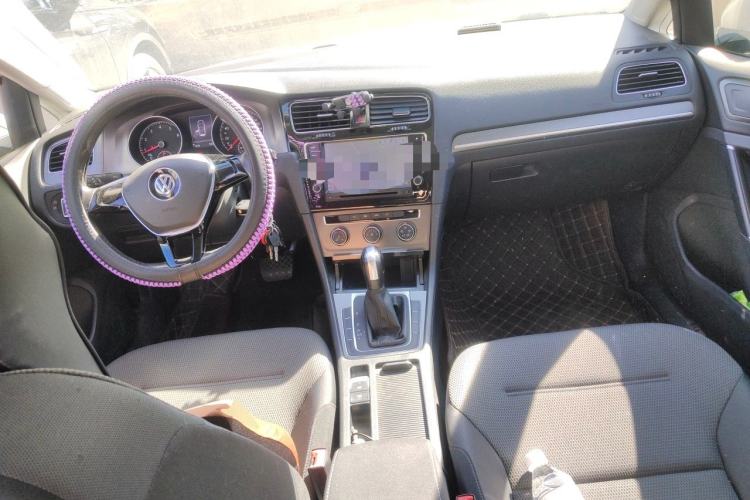 Used Volkswagen Golf 2016 1.6L Automatic Comfort Model Center Console
