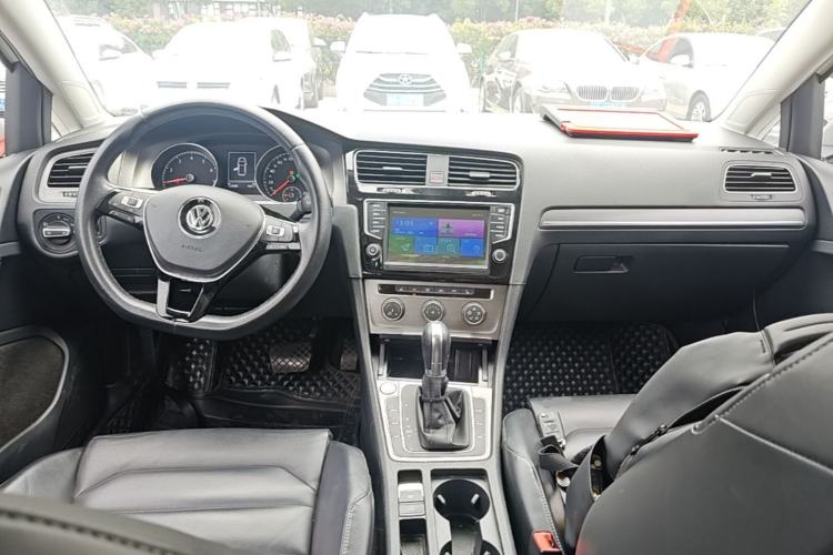 Used Volkswagen Golf 2016 230TSI Automatic Luxury Version Center Console