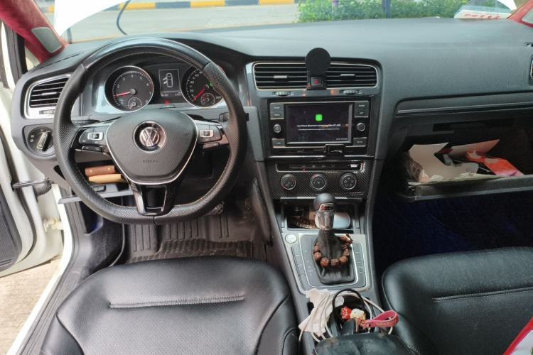 Used Volkswagen Golf 2016 230TSI Automatic Comfort Version Center Console