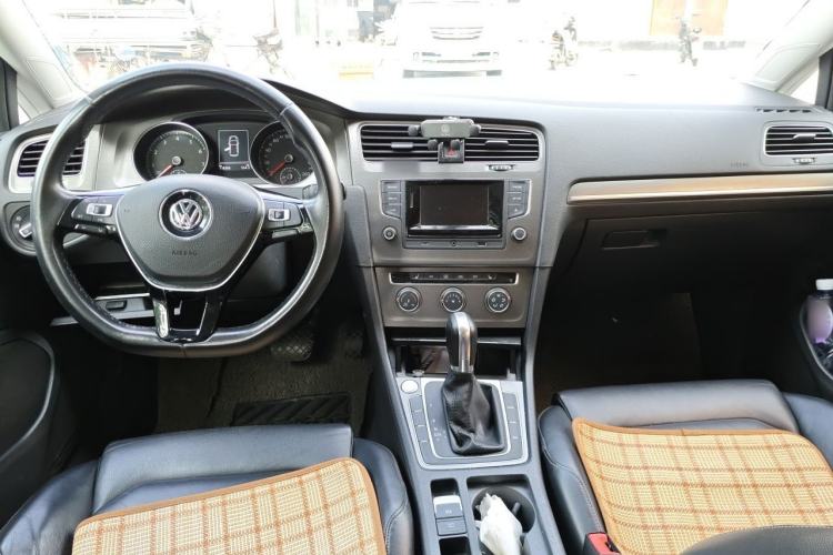 Used Volkswagen Golf 2016 230TSI Automatic Luxury Version Center Console
