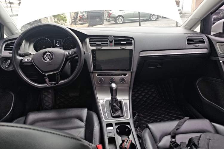 Used Volkswagen Golf 2016 230TSI Automatic Luxury Version Center Console