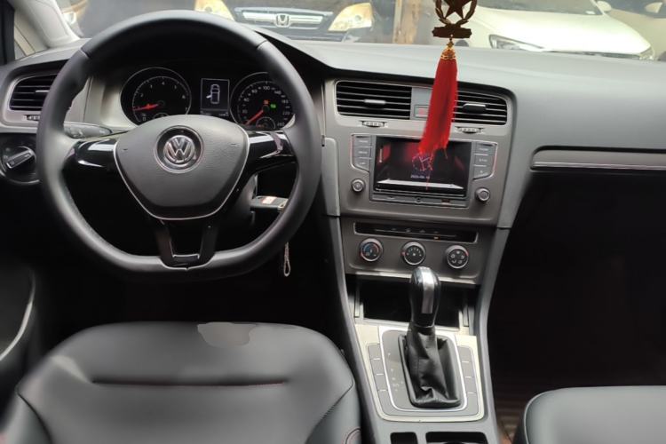 Used Volkswagen Golf 2016 230TSI Automatic Comfort Version Center Console