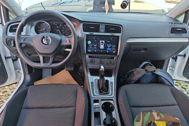 Used Volkswagen Golf 2016 1.6L Automatic Fashion Model Center Console