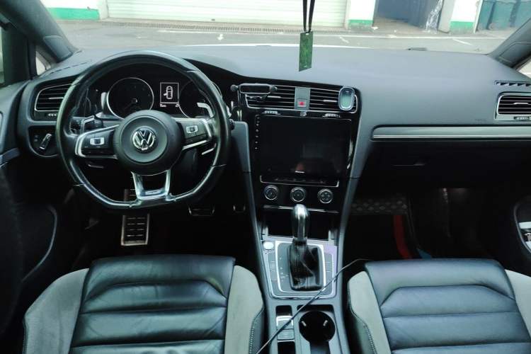 Used Volkswagen Golf 2016 1.4TSI Automatic R-Line Center Console