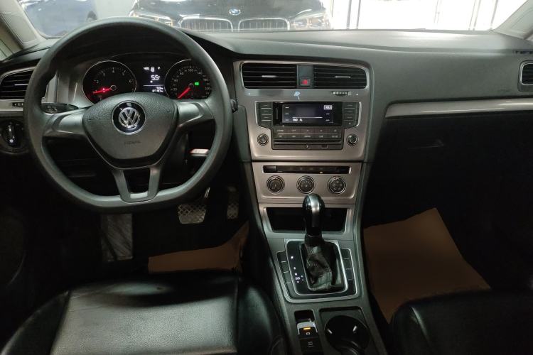Used Volkswagen Golf 2016 1.6L Automatic Fashion Model Center Console