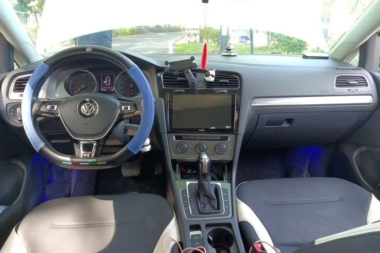 Used Volkswagen Golf 2016 230TSI Automatic Comfort Version Center Console