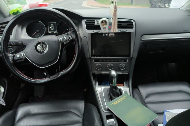 Used Volkswagen Golf 2016 230TSI Automatic Luxury Version Center Console