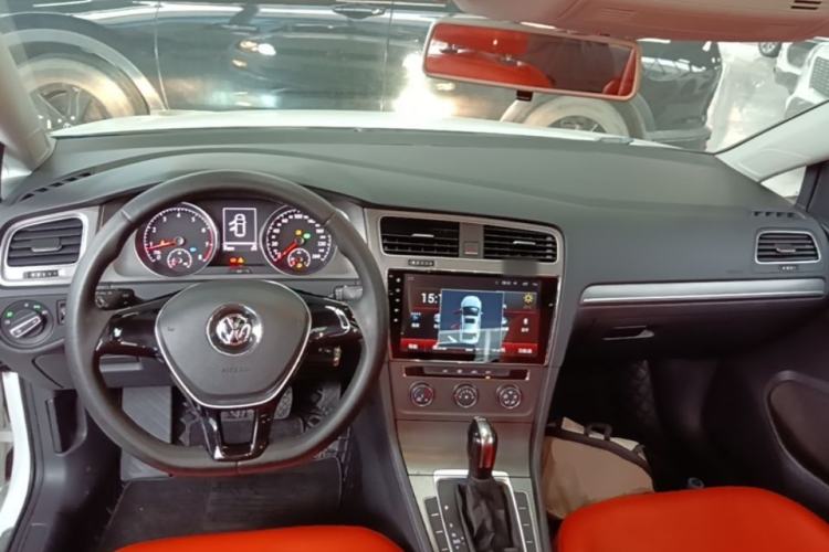 Used Volkswagen Golf 2016 230TSI Automatic Comfort Version Center Console