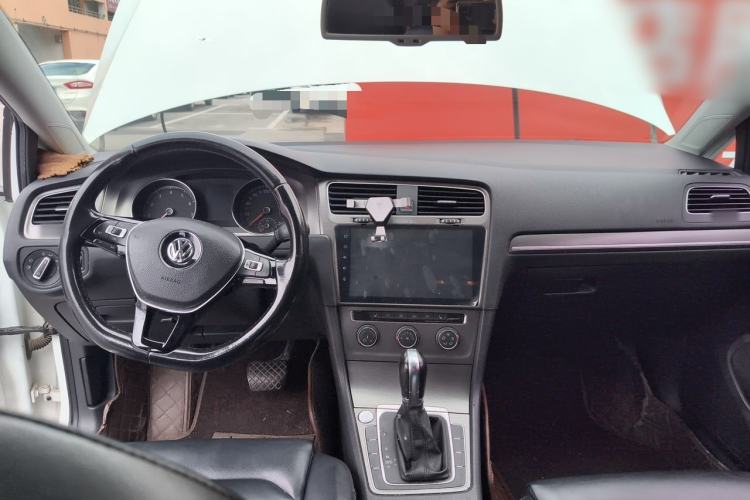 Used Volkswagen Golf 2016 230TSI Automatic Comfort Version Center Console