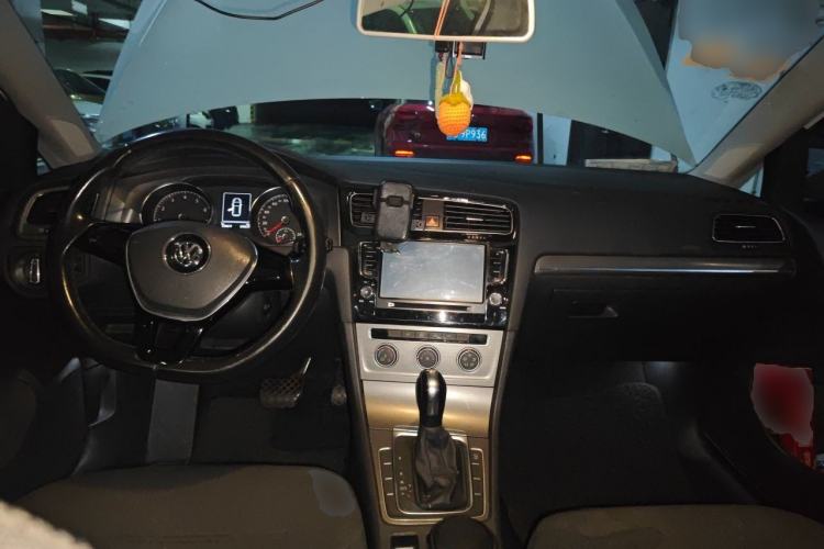 Used Volkswagen Golf 2016 230TSI Automatic Comfort Version Center Console