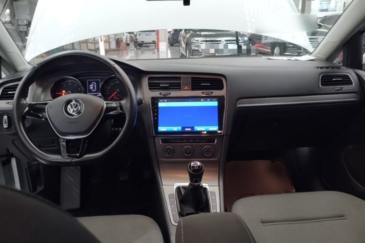 Used Volkswagen Golf 2016 230TSI Manual Comfort Version Center Console