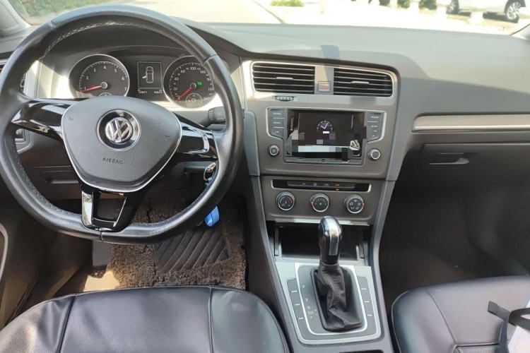 Used Volkswagen Golf 2016 1.6L Automatic Comfort Model Center Console