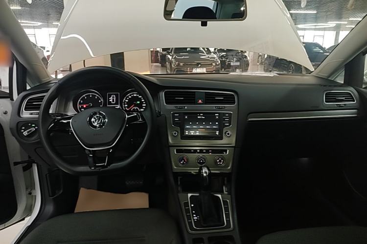 Used Volkswagen Golf 2016 1.6L Automatic Comfort Model Center Console