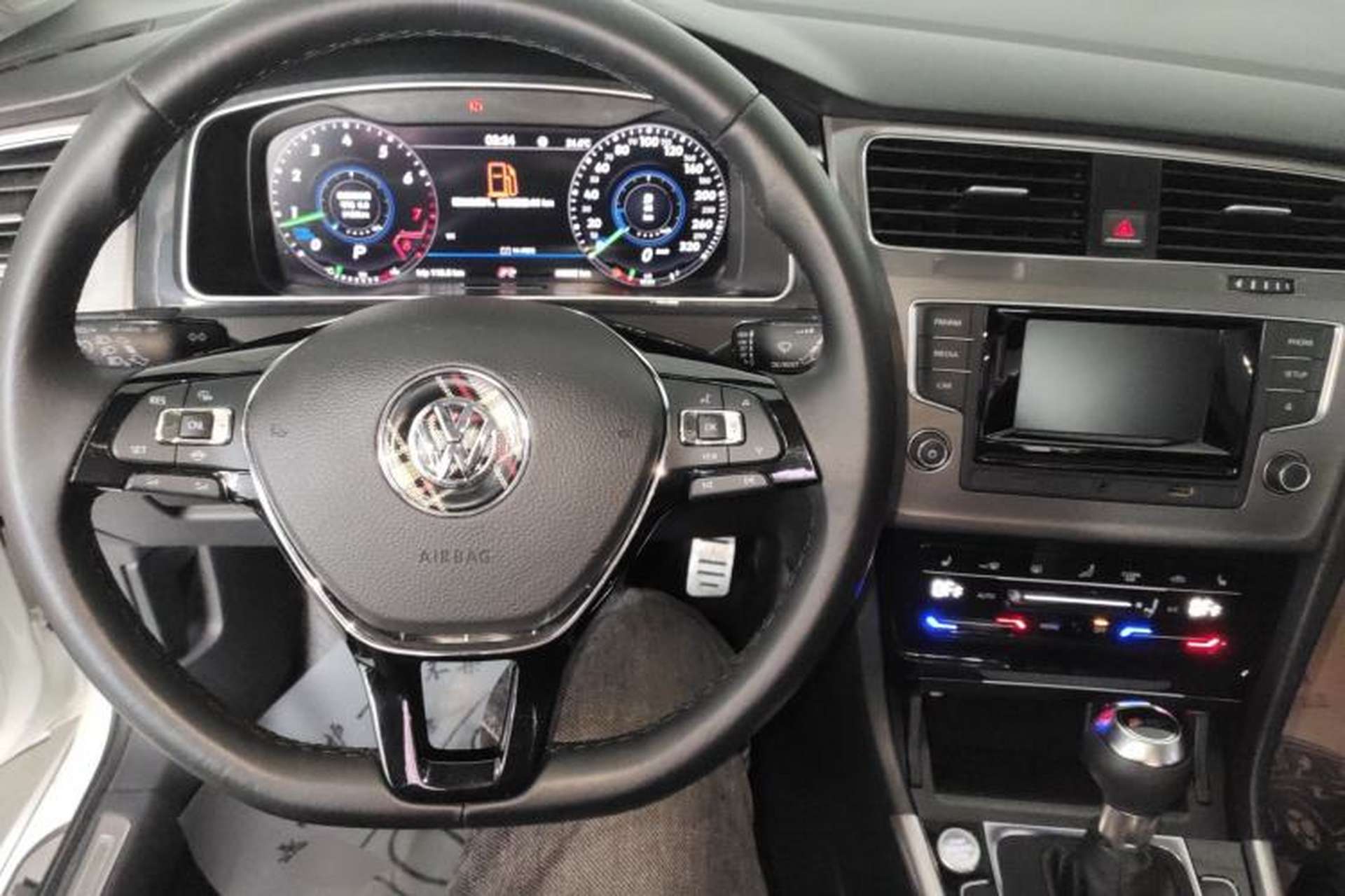 Used Volkswagen Golf 2016 230TSI Automatic Luxury Version Center Console