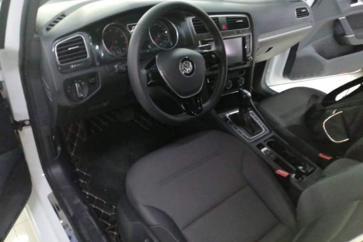 Used Volkswagen Golf 2016 1.6L Automatic Comfort Model Center Console
