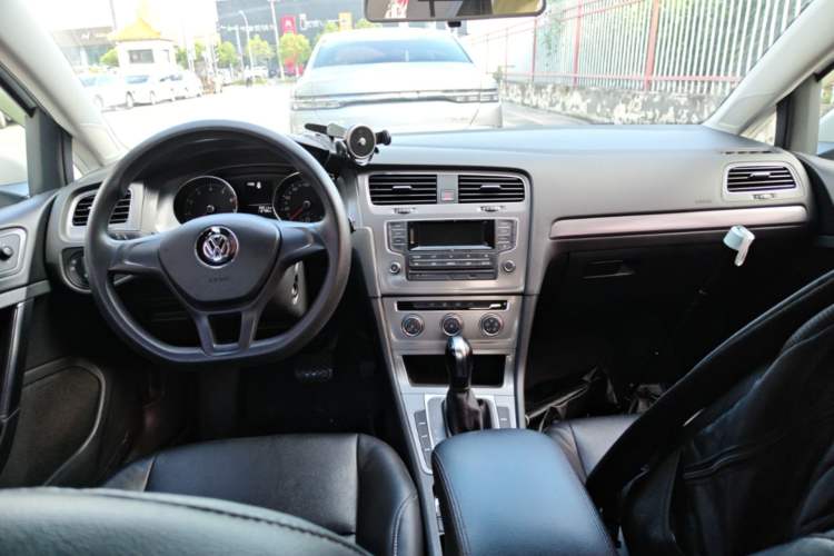 Used Volkswagen Golf 2016 1.6L Automatic Fashion Model Center Console