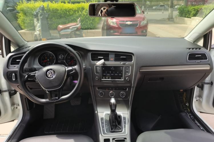 Used Volkswagen Golf 2016 230TSI Automatic Comfort Version Center Console