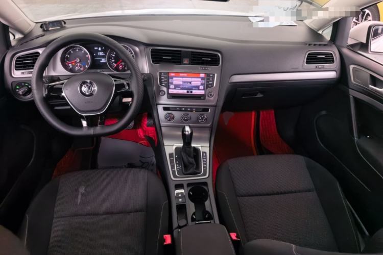 Used Volkswagen Golf 2016 1.6L Automatic Fashion Model Center Console