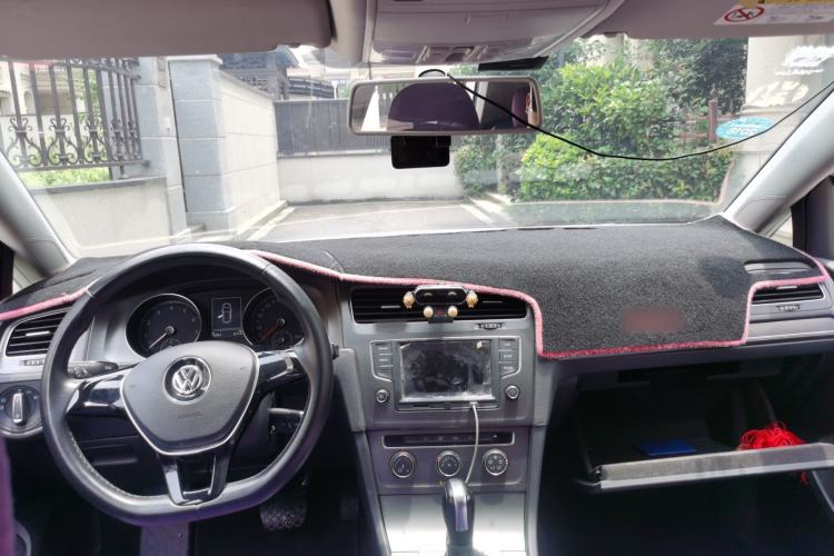 Used Volkswagen Golf 2016 1.6L Automatic Comfort Model Center Console