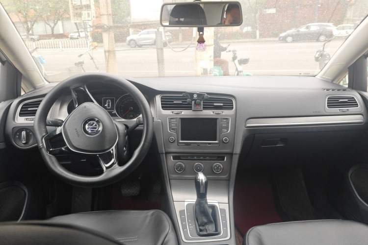 Used Volkswagen Golf 2016 230TSI Automatic Comfort Version Center Console