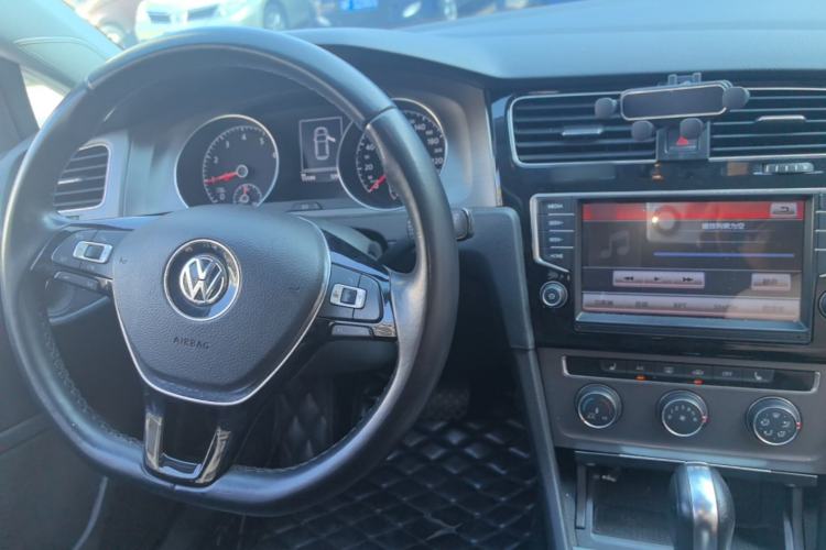 Used Volkswagen Golf 2016 230TSI Automatic Luxury Version Center Console