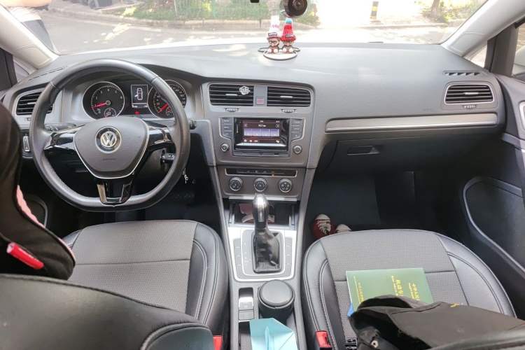 Used Volkswagen Golf 2016 1.6L Automatic Comfort Model Center Console