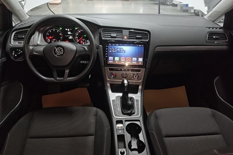 Used Volkswagen Golf 2016 1.6L Automatic Fashion Model Center Console